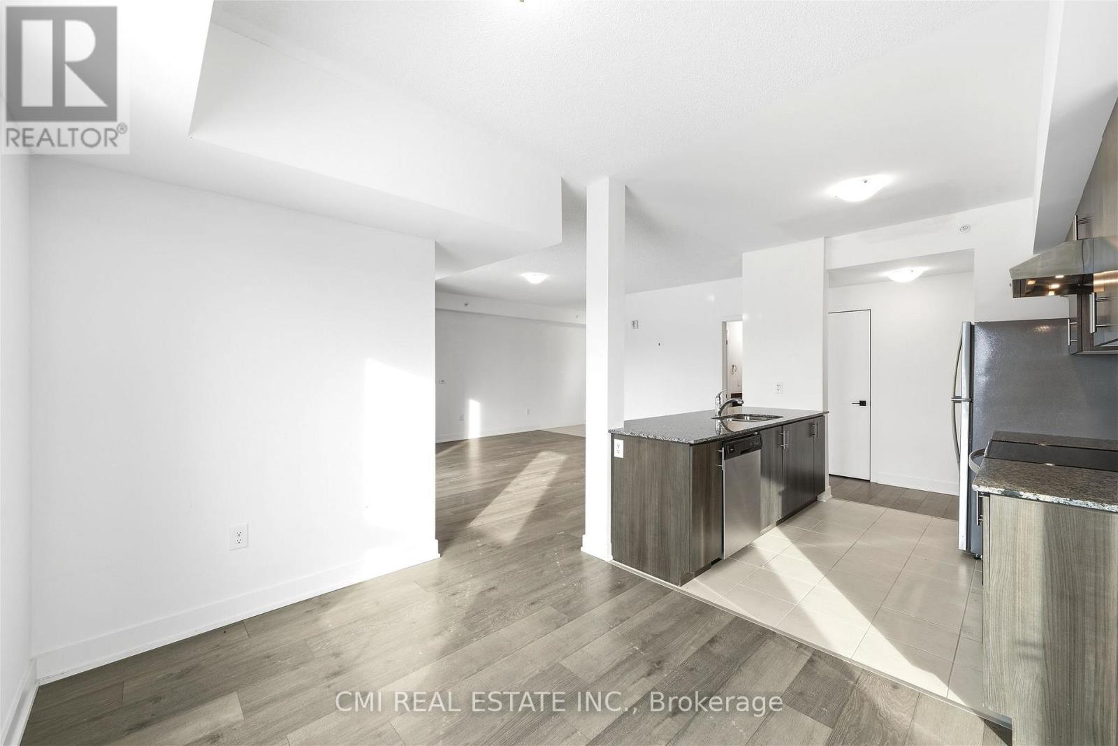 501 - 4 Spice Way, Barrie, Ontario  L9J 0M2 - Photo 18 - S12828556