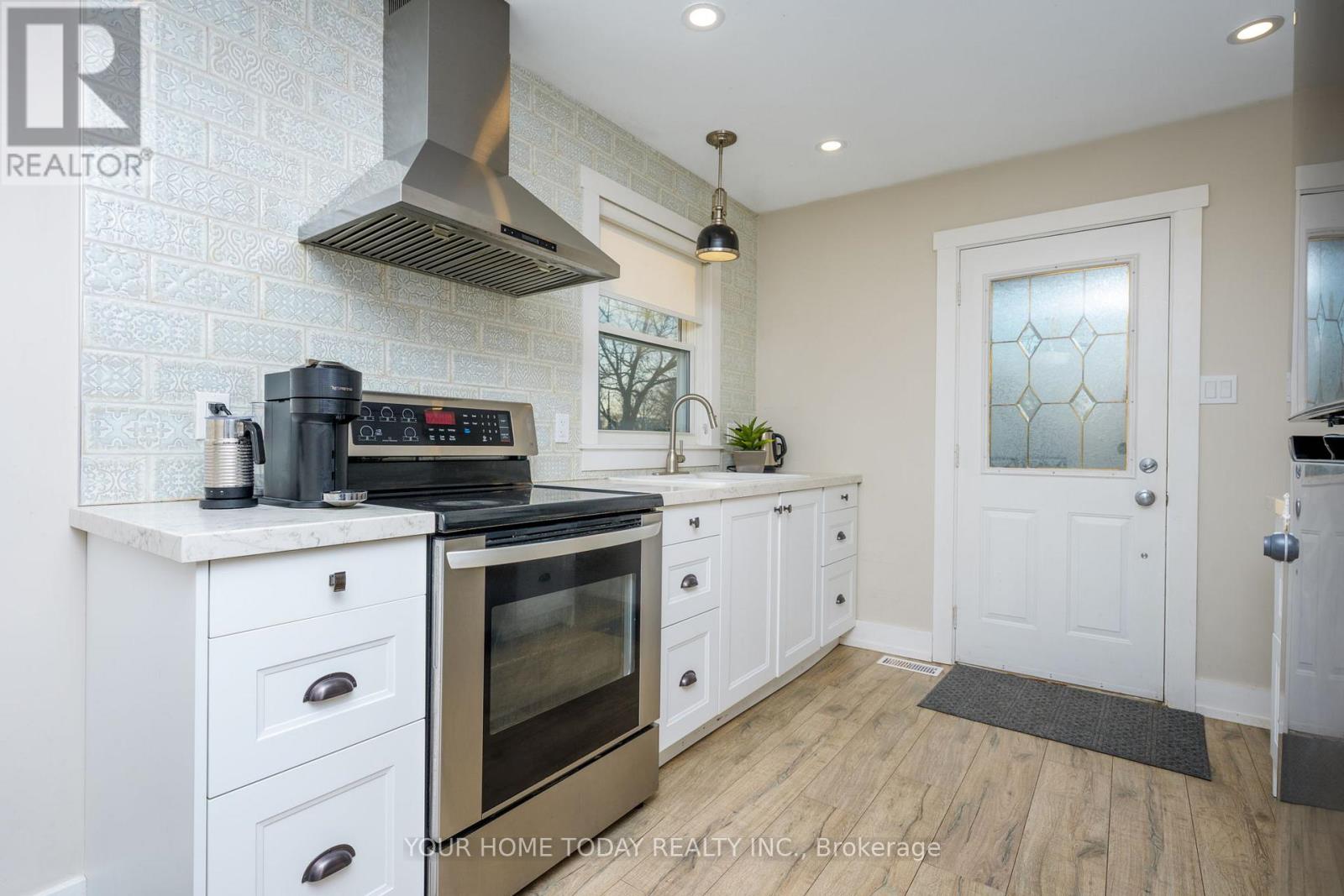 29 Normandy Boulevard, Halton Hills, Ontario  L7G 1V9 - Photo 4 - W12828552