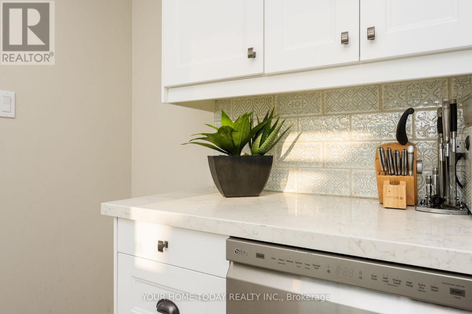 29 Normandy Boulevard, Halton Hills, Ontario  L7G 1V9 - Photo 8 - W12828552