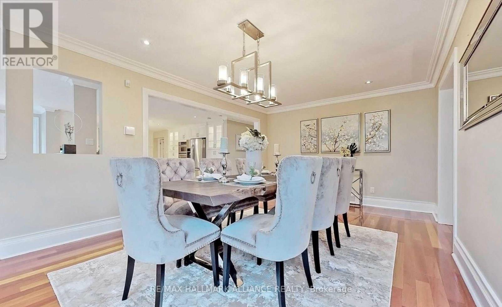 2413 Robin Drive, Mississauga, Ontario  L5K 1S8 - Photo 3 - W12828554