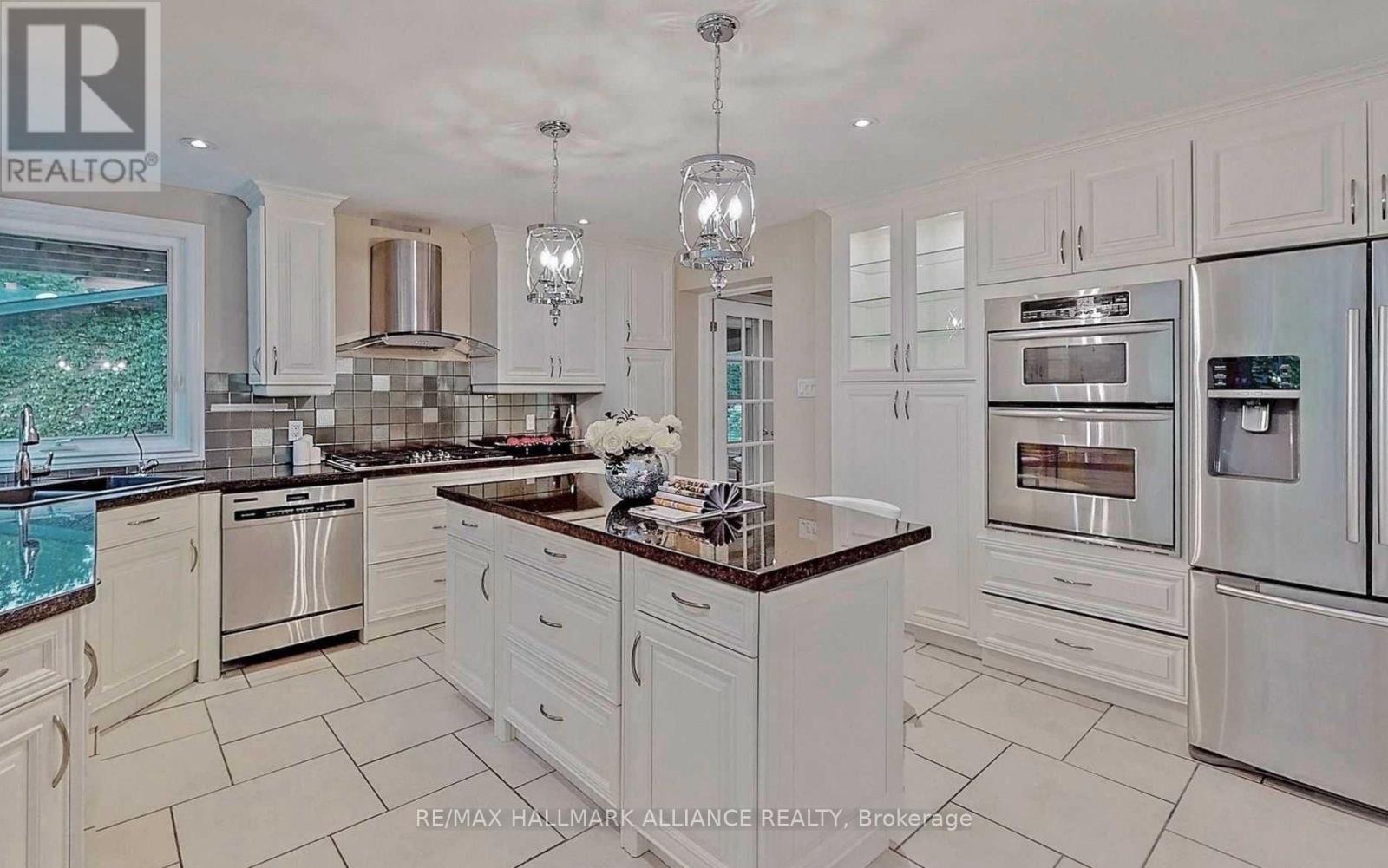 2413 Robin Drive, Mississauga, Ontario  L5K 1S8 - Photo 6 - W12828554