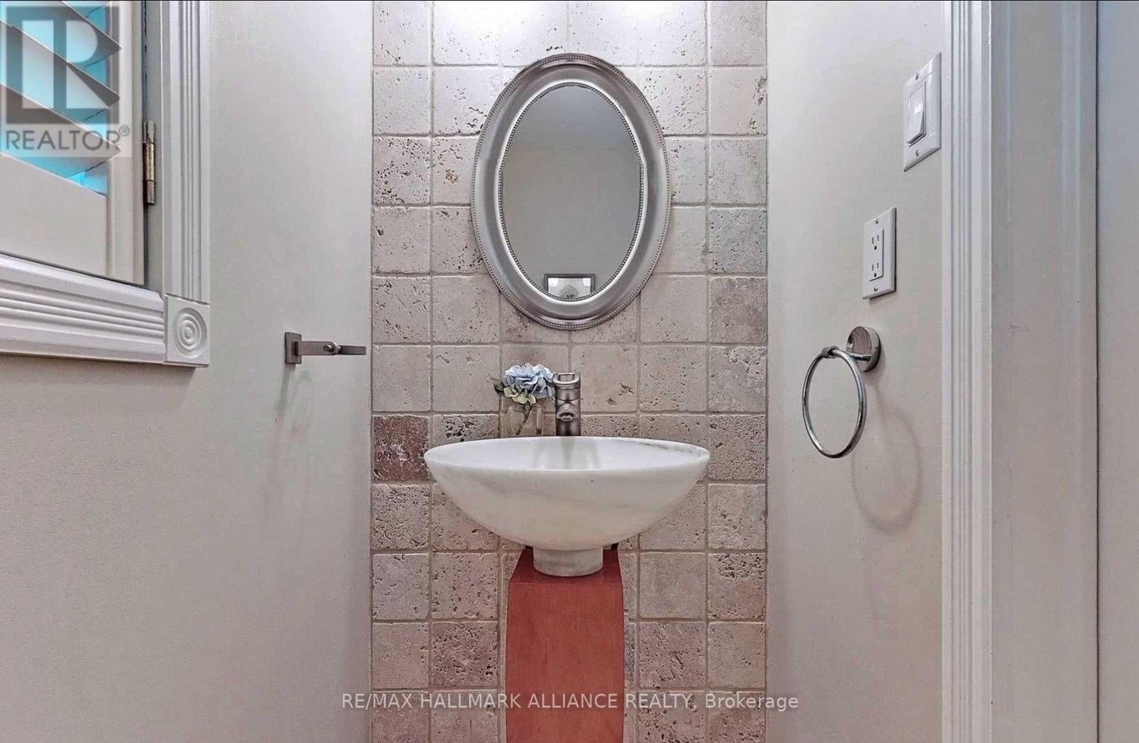 2413 Robin Drive, Mississauga, Ontario  L5K 1S8 - Photo 9 - W12828554