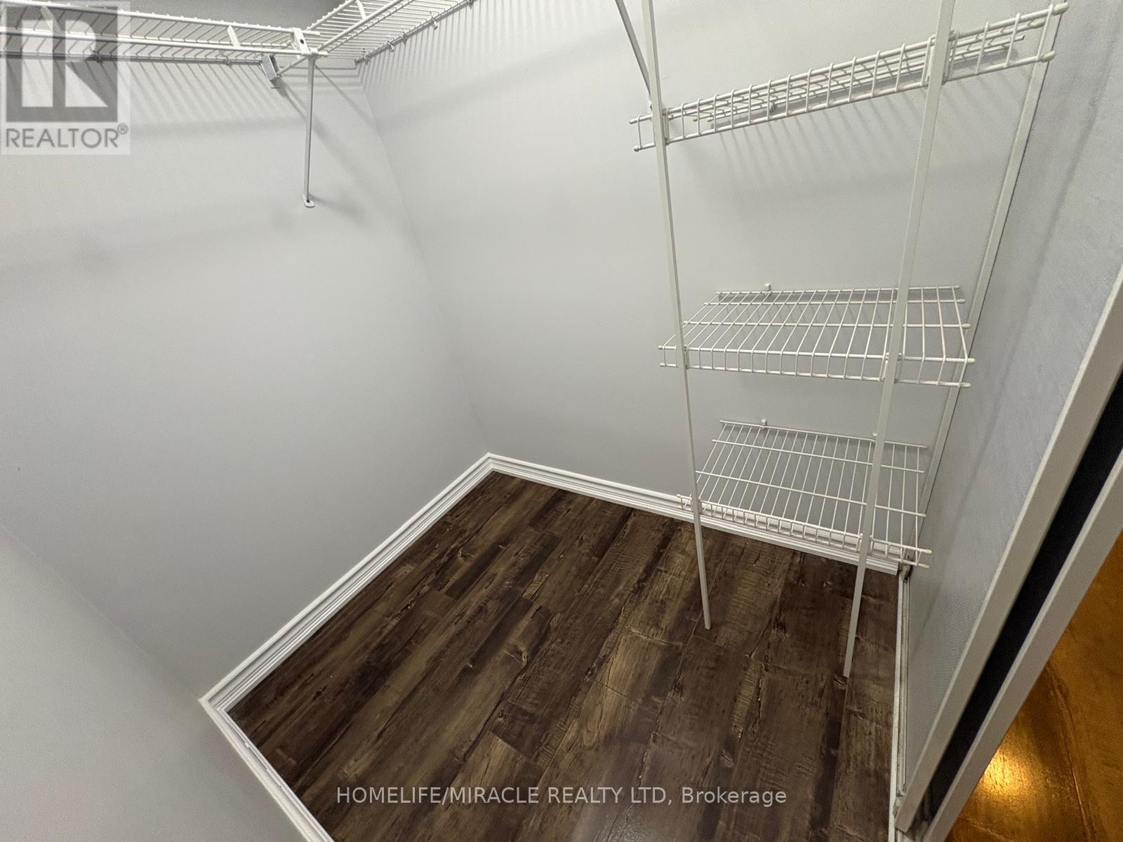 207 - 135 Hillcrest Avenue, Mississauga, Ontario  L5B 4B1 - Photo 11 - W12828566