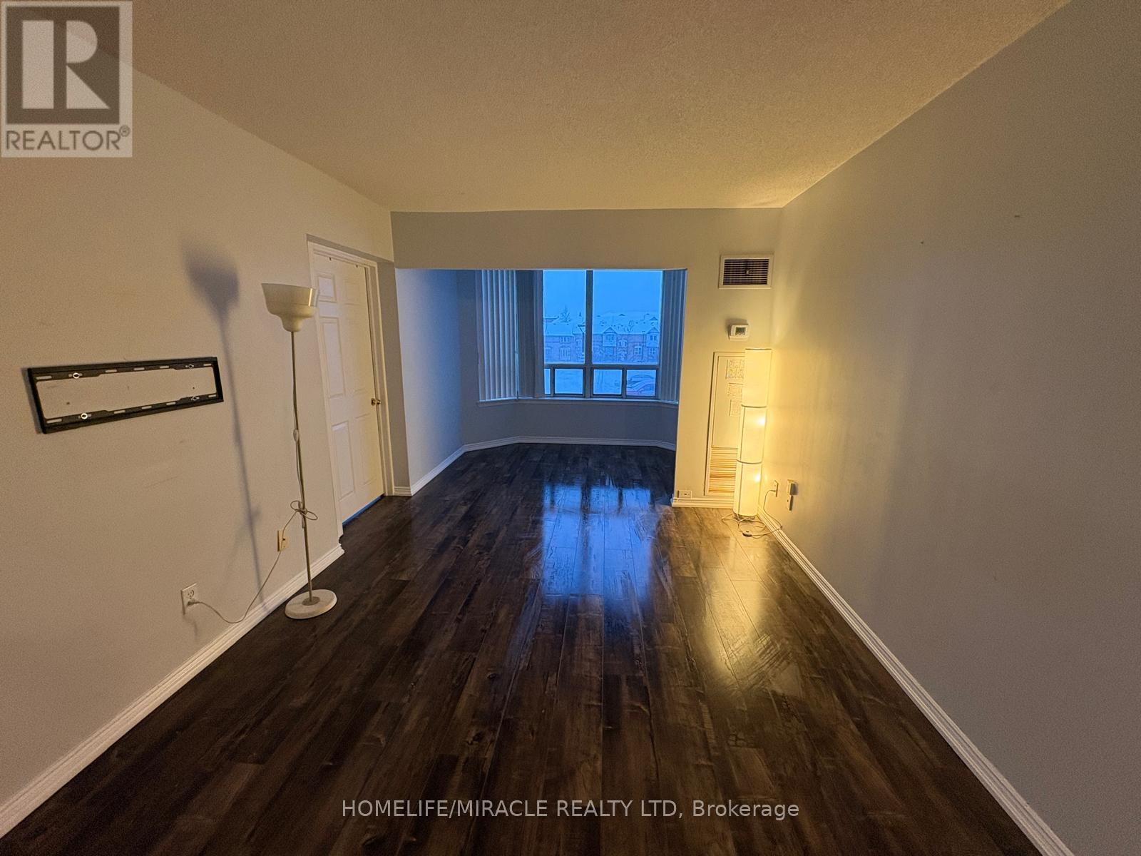 207 - 135 Hillcrest Avenue, Mississauga, Ontario  L5B 4B1 - Photo 4 - W12828566