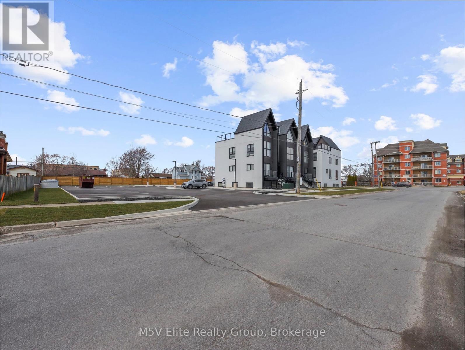 303 - 7277 Wilson Crescent, Niagara Falls, Ontario  L2G 4R8 - Photo 2 - X12828604