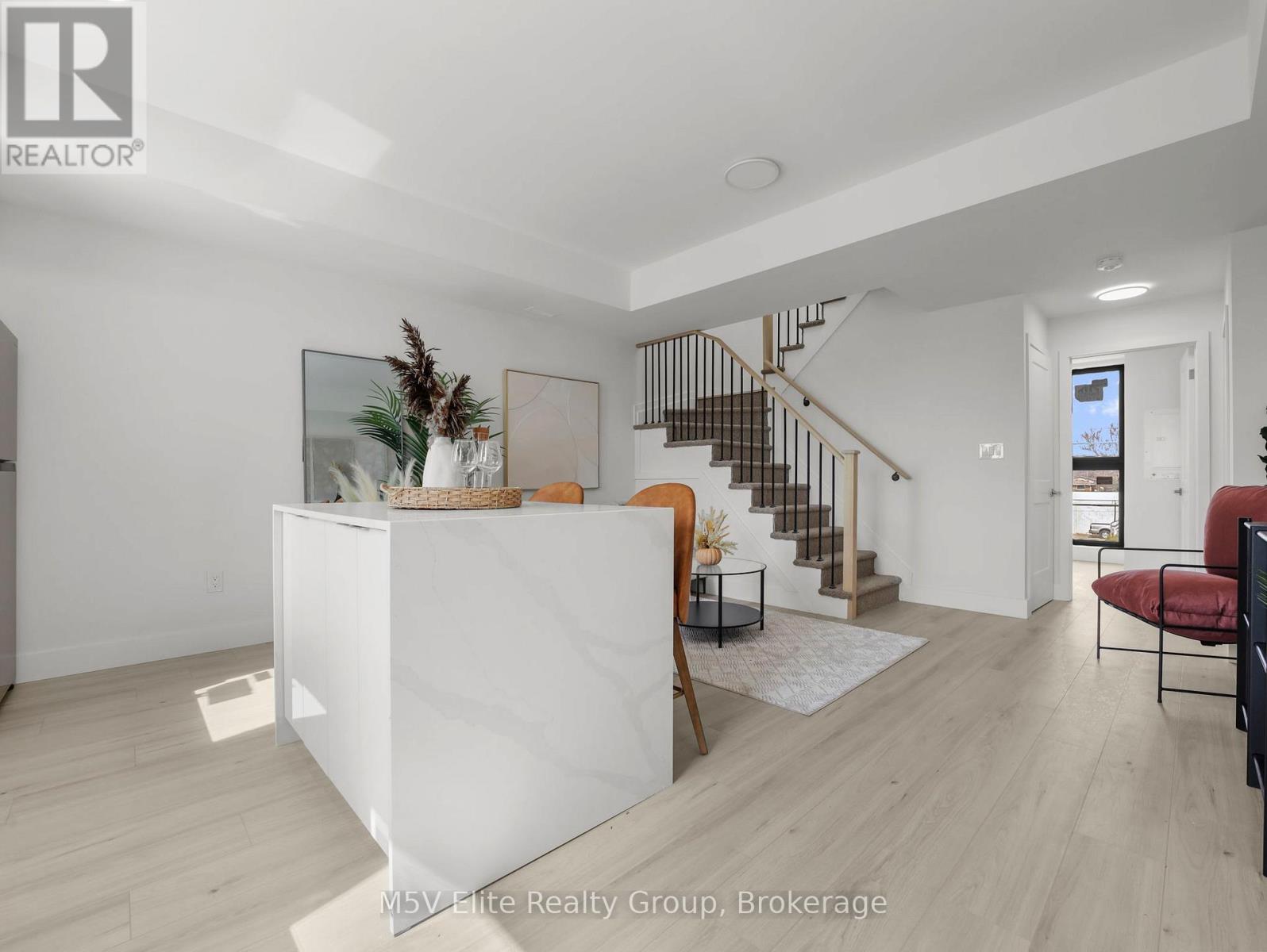 303 - 7277 Wilson Crescent, Niagara Falls, Ontario  L2G 4R8 - Photo 3 - X12828604