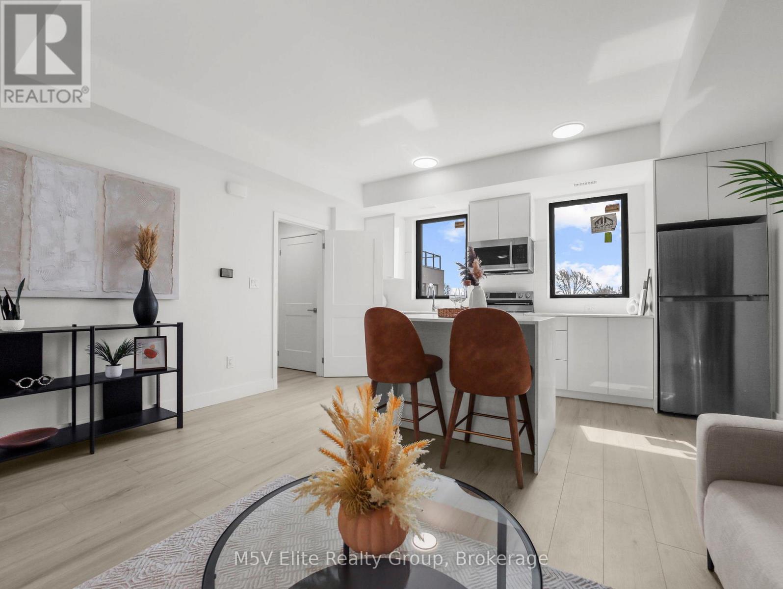 303 - 7277 Wilson Crescent, Niagara Falls, Ontario  L2G 4R8 - Photo 5 - X12828604