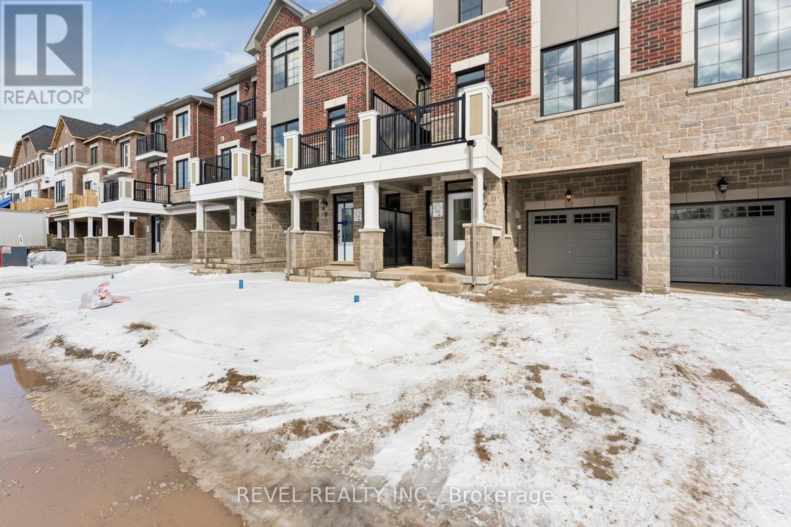 7 Elantra Drive, Brampton, Ontario  L7A 5M6 - Photo 2 - W12827376