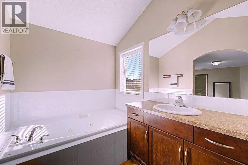 154 New Brighton Lane Se, Calgary, Alberta  T2E 0E2 - Photo 32 - A2284696