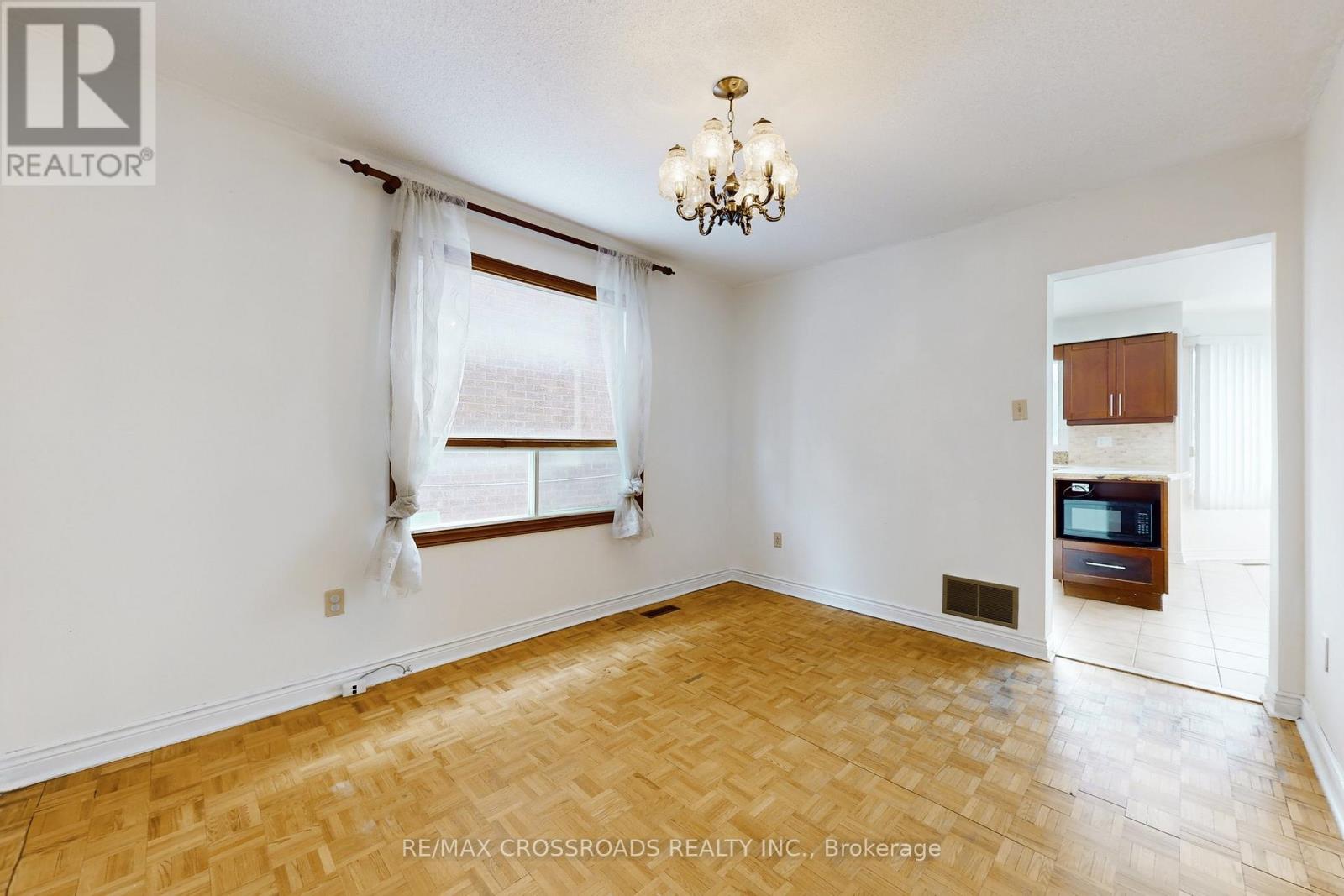 50 Marchwood Crescent, Richmond Hill, Ontario  L4C 8M4 - Photo 13 - N12828654