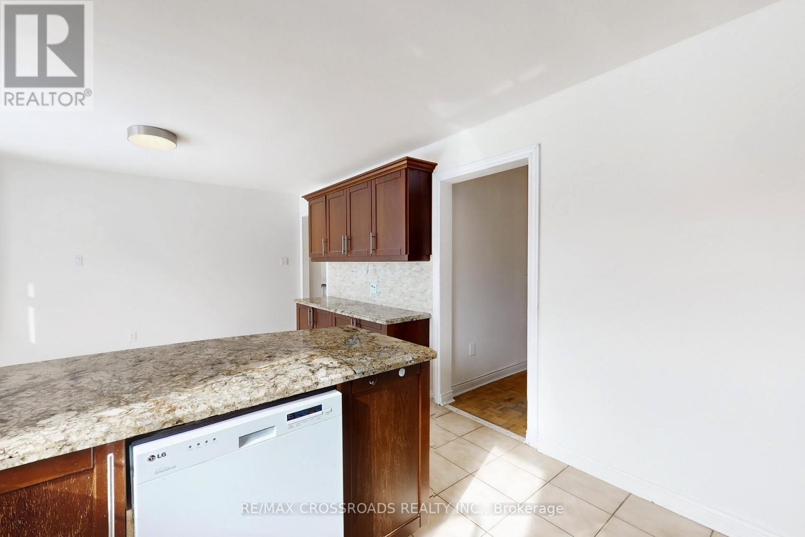 50 Marchwood Crescent, Richmond Hill, Ontario  L4C 8M4 - Photo 19 - N12828654