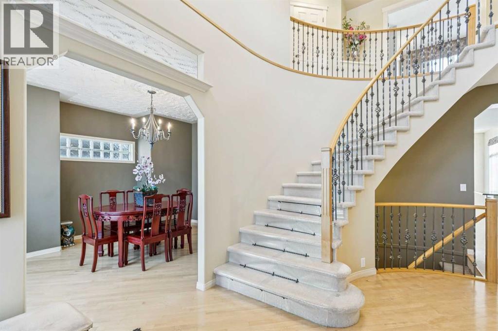 22 Valley Creek Road Nw, Calgary, Alberta  T3B 5T9 - Photo 9 - A2289384