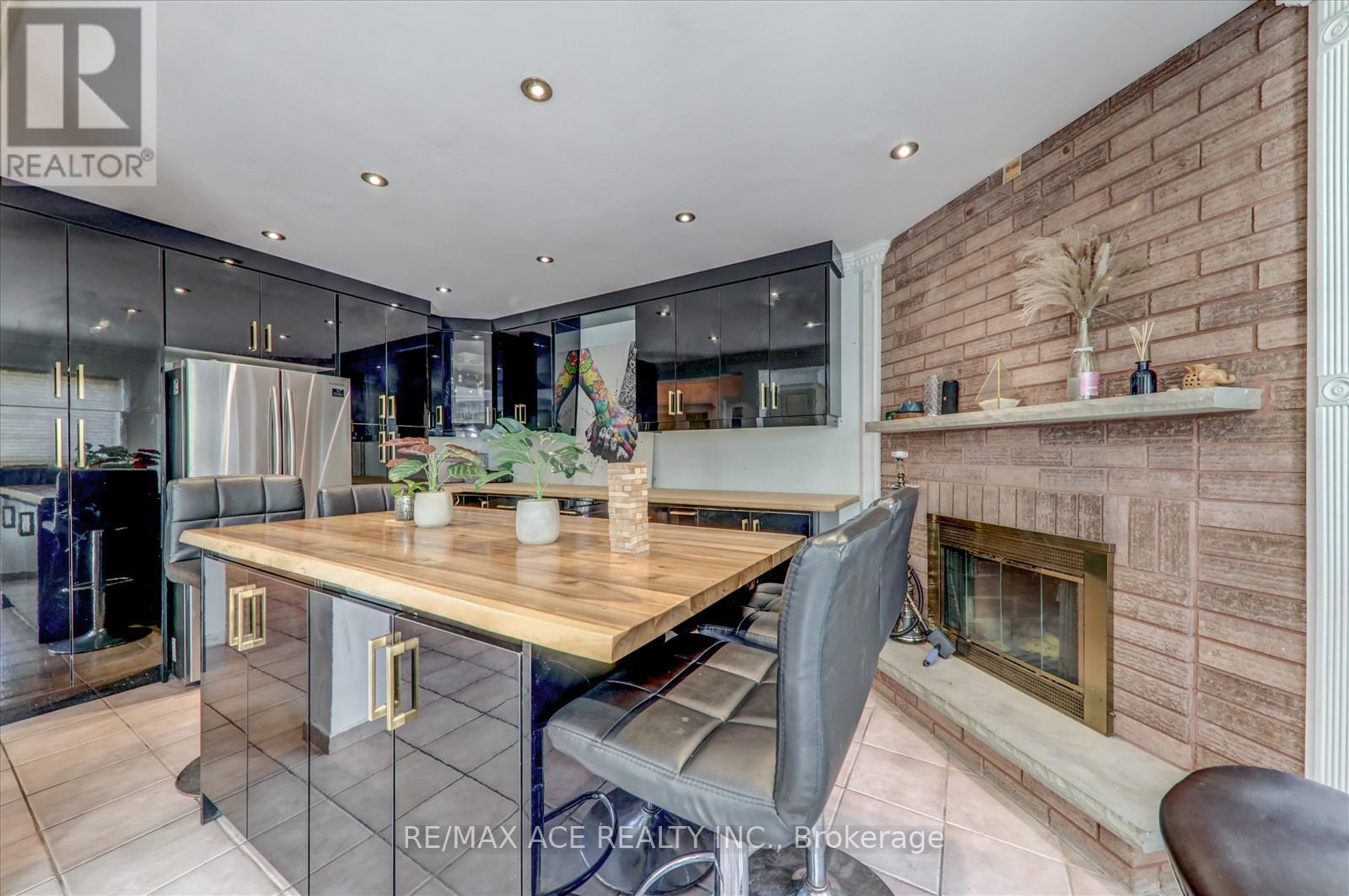 4718 Wild Rose Street, Mississauga, Ontario  L5M 5H3 - Photo 11 - W12828814