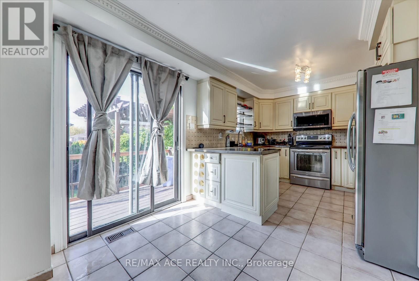 4718 Wild Rose Street, Mississauga, Ontario  L5M 5H3 - Photo 12 - W12828814