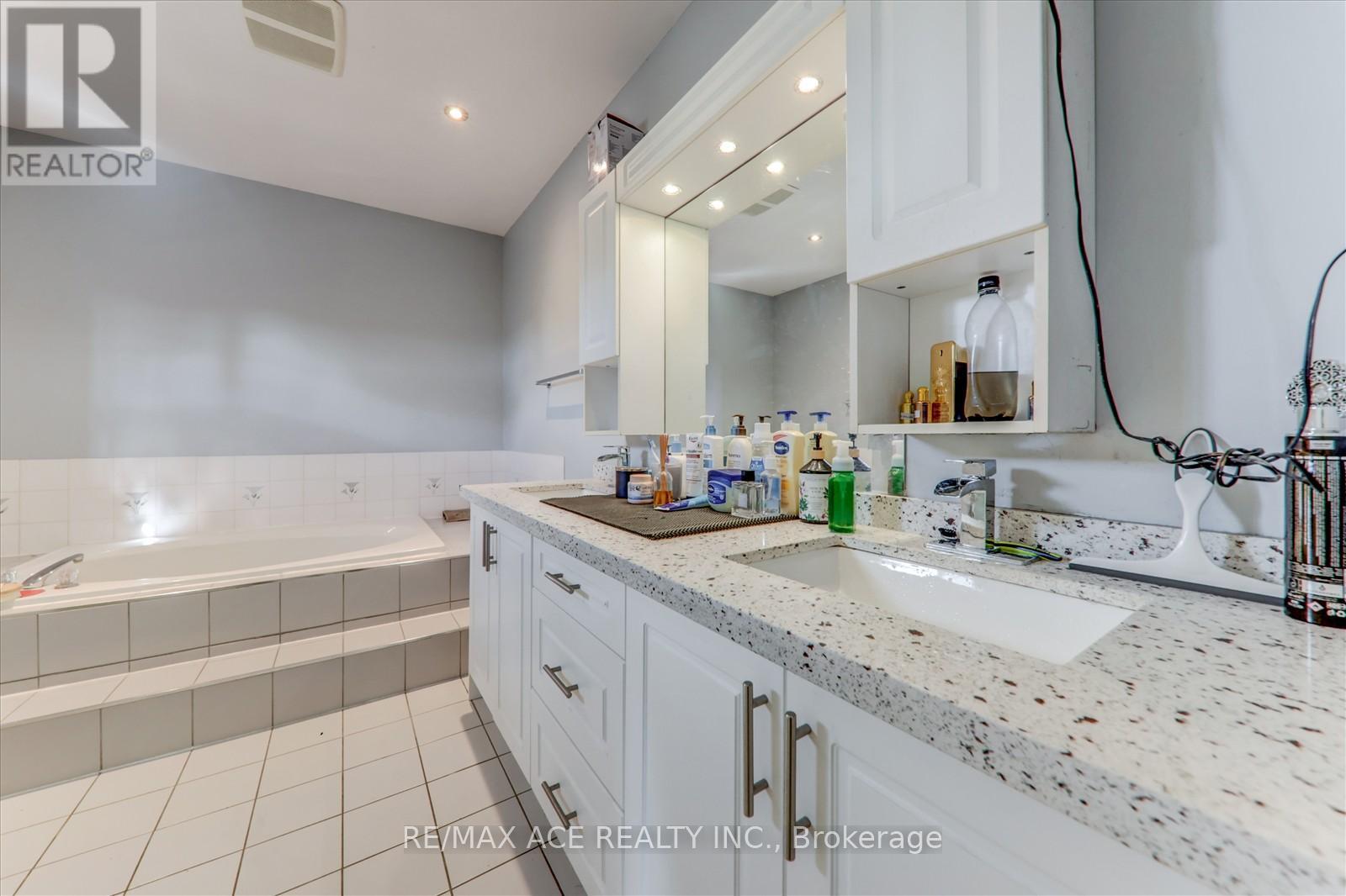 4718 Wild Rose Street, Mississauga, Ontario  L5M 5H3 - Photo 21 - W12828814