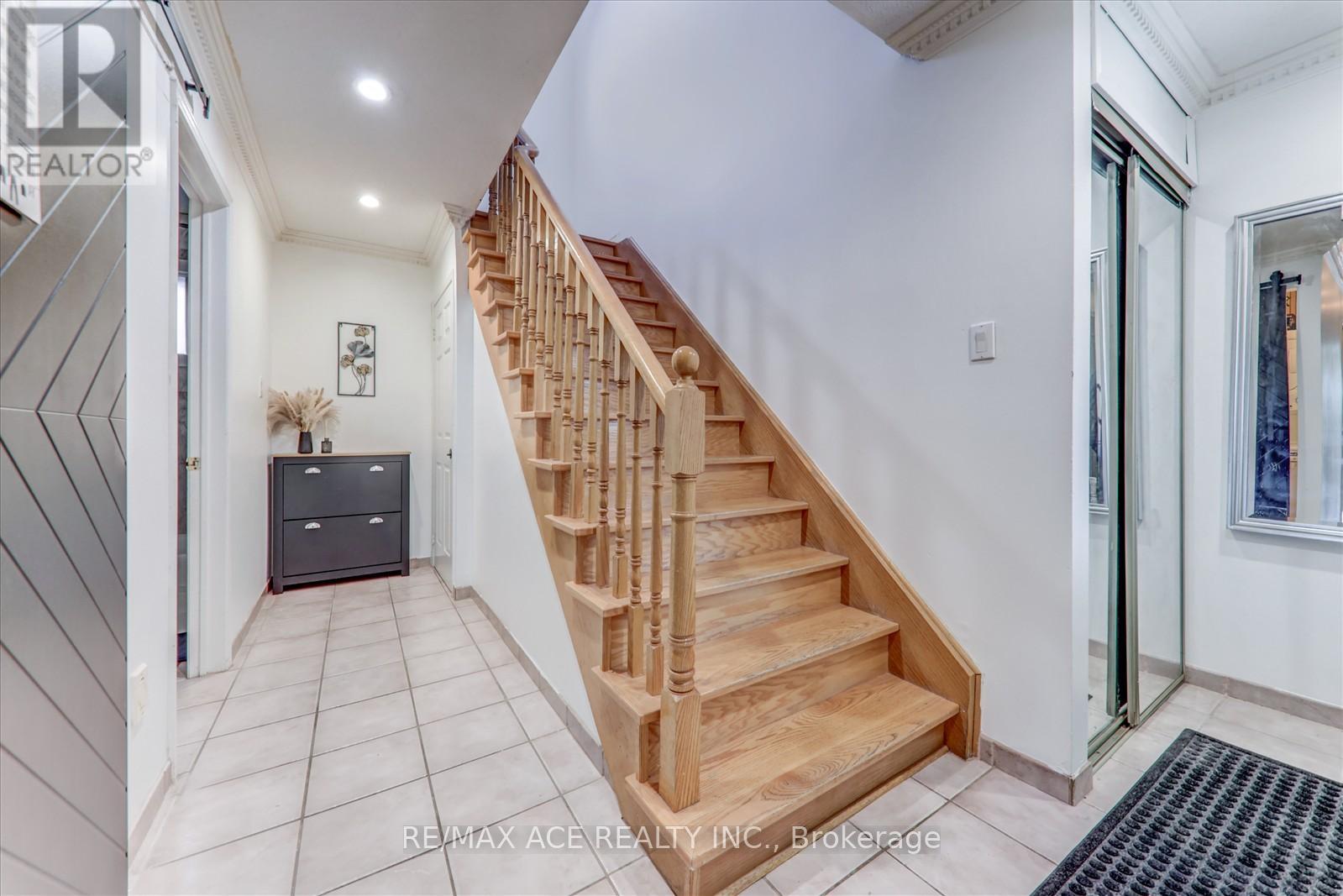 4718 Wild Rose Street, Mississauga, Ontario  L5M 5H3 - Photo 7 - W12828814