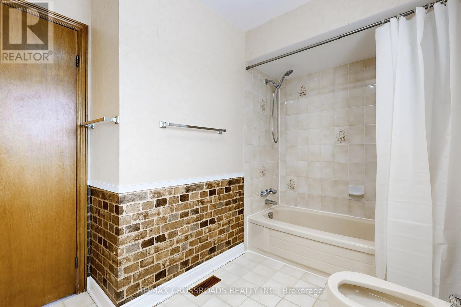 50 Marchwood Crescent, Richmond Hill, Ontario  L4C 8M4 - Photo 36 - N12828654