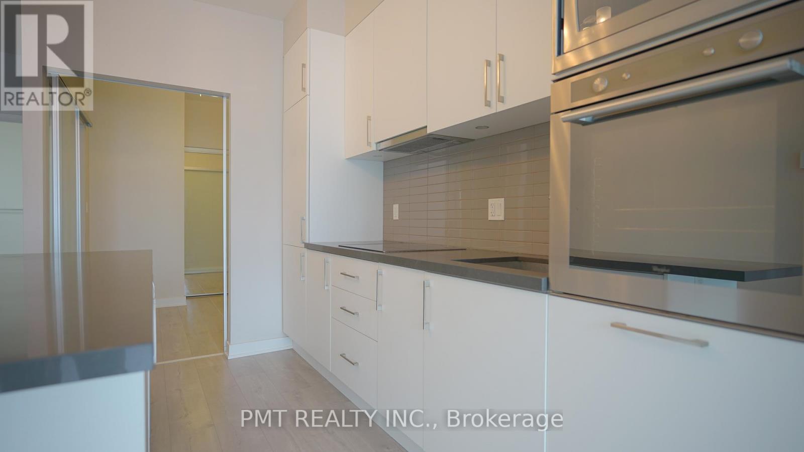 1712 - 27 Bathurst Street, Toronto (Waterfront Communities), Ontario  M5V 0R1 - Photo 4 - C12828818