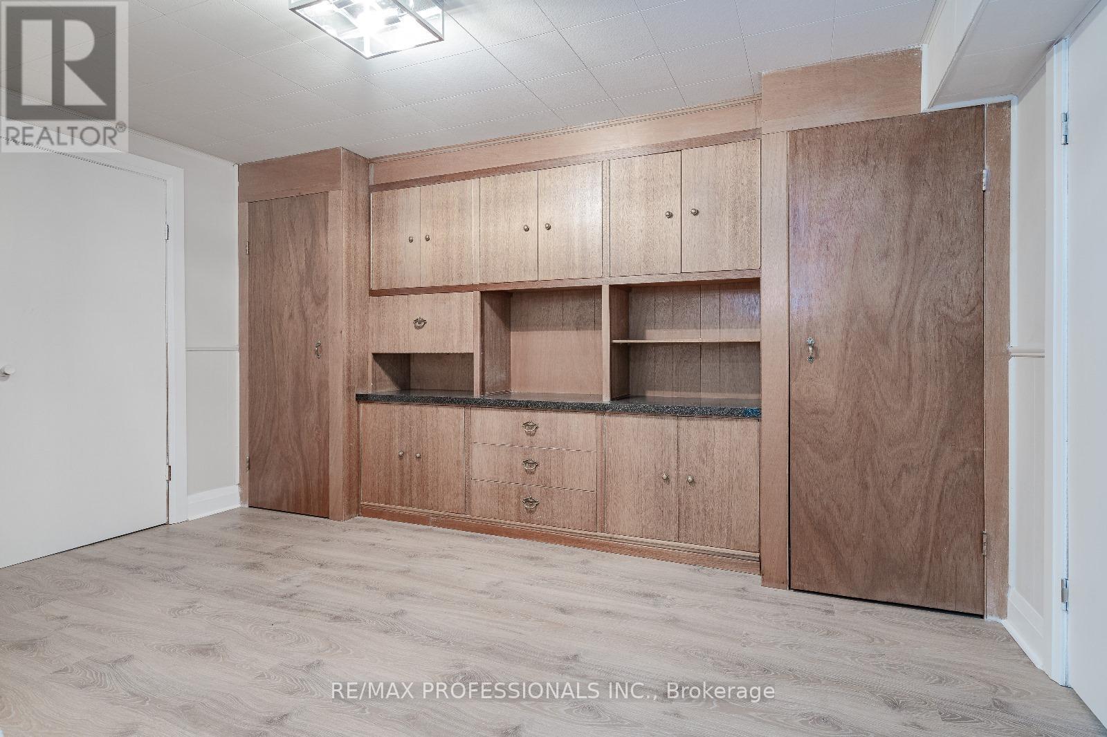 364 Rathburn Road, Toronto, Ontario  M9B 2M1 - Photo 6 - W12828830