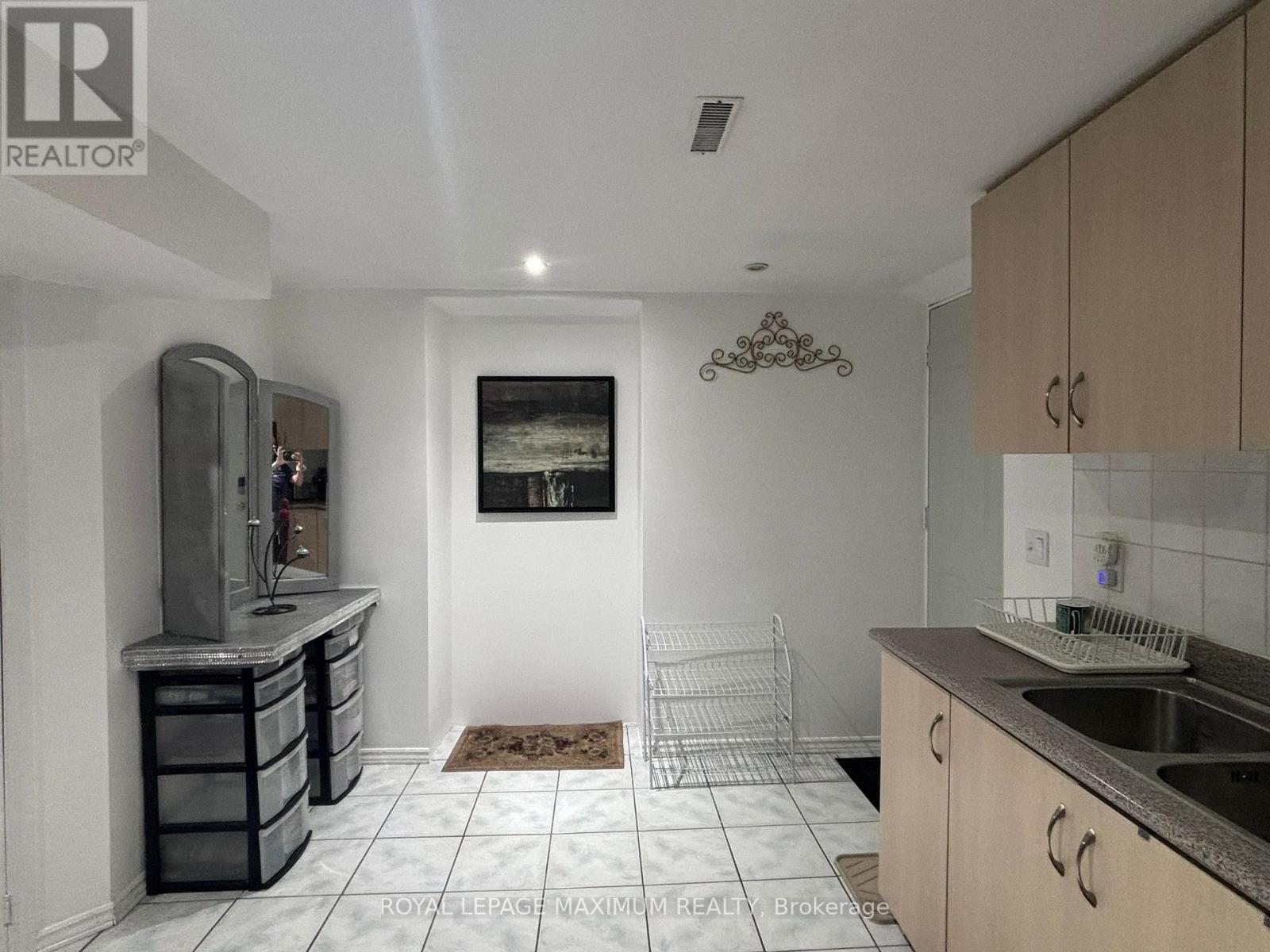 Basement - 90 Via Romano Way, Brampton, Ontario  L6P 1P3 - Photo 5 - W12828876