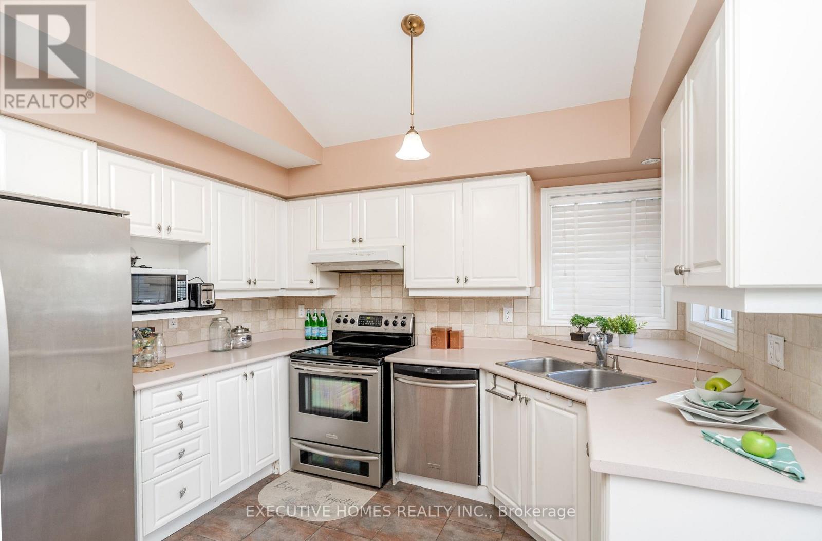 10 Safari Court, Brampton (Snelgrove), Ontario  L7A 1G8 - Photo 16 - W12828926