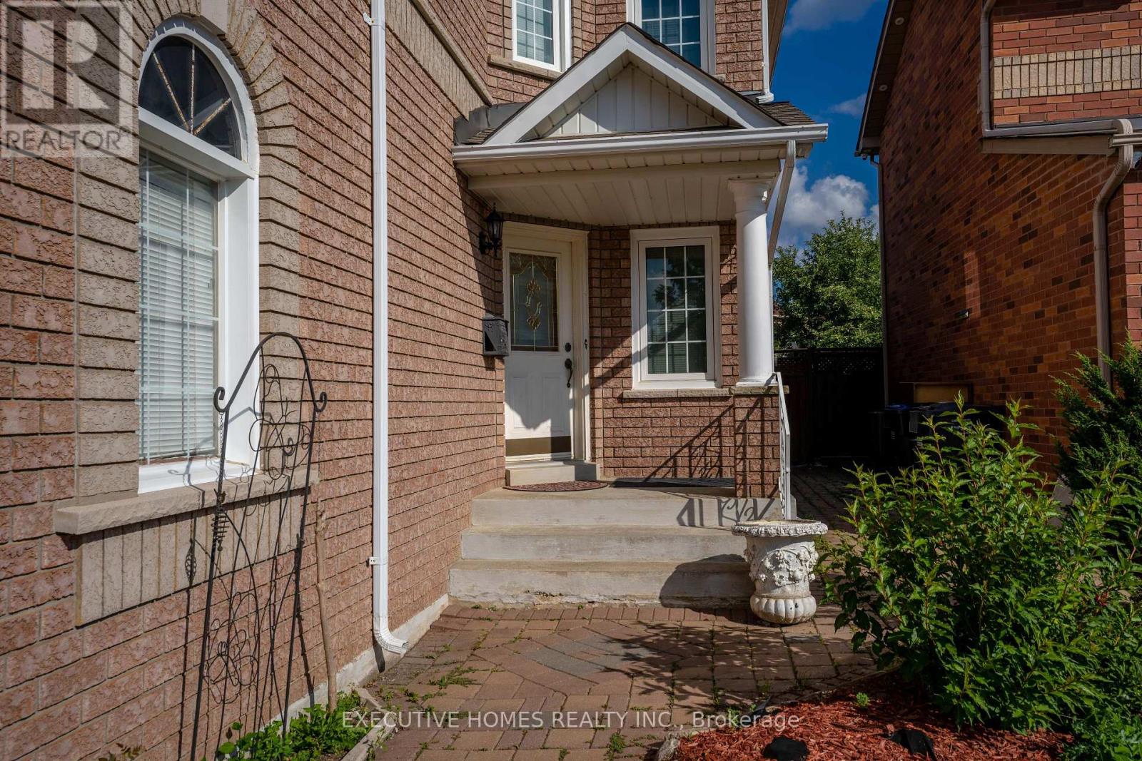 10 Safari Court, Brampton (Snelgrove), Ontario  L7A 1G8 - Photo 4 - W12828926