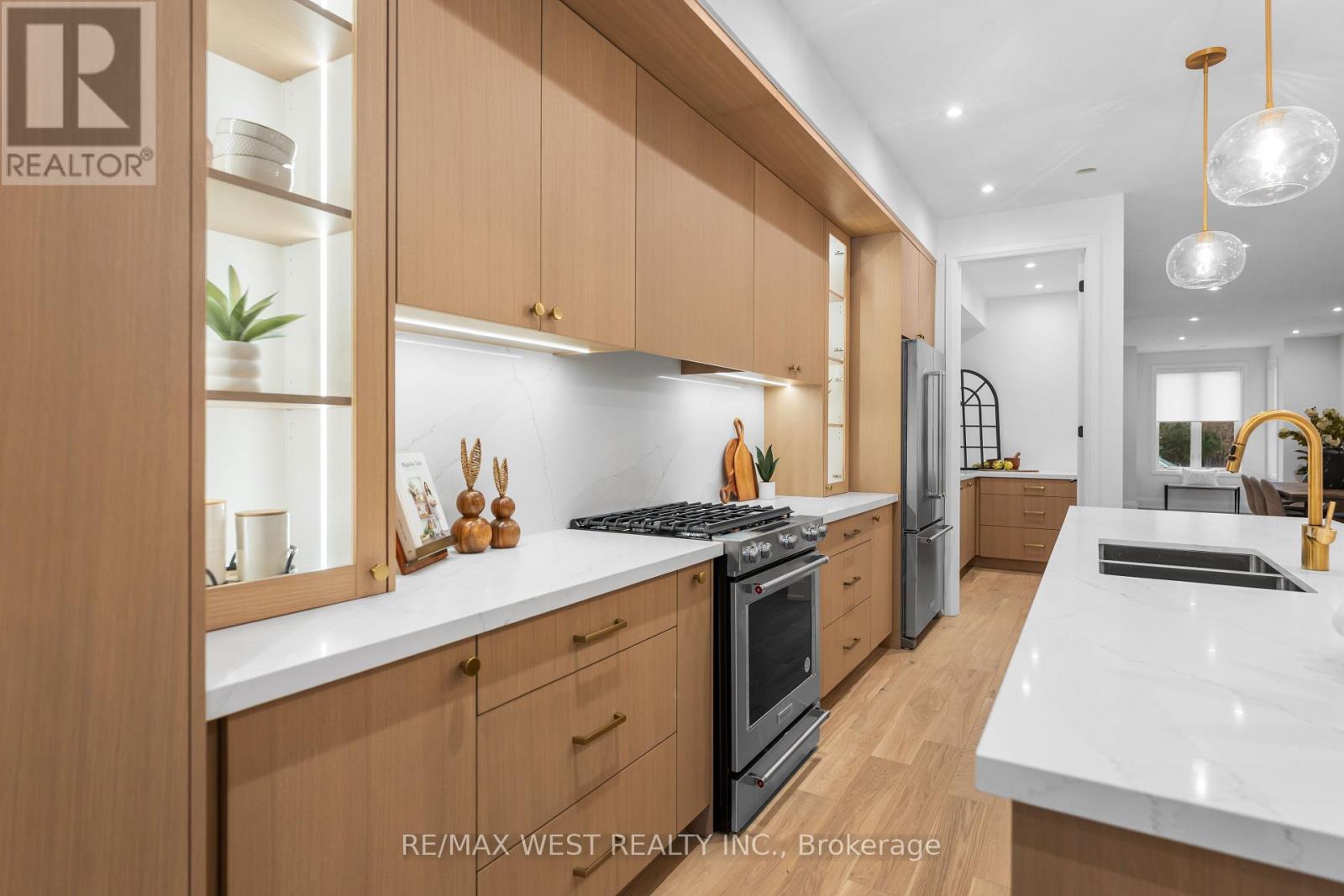 64 Gwynne Avenue, Toronto, Ontario  M6K 2C4 - Photo 12 - W12828930