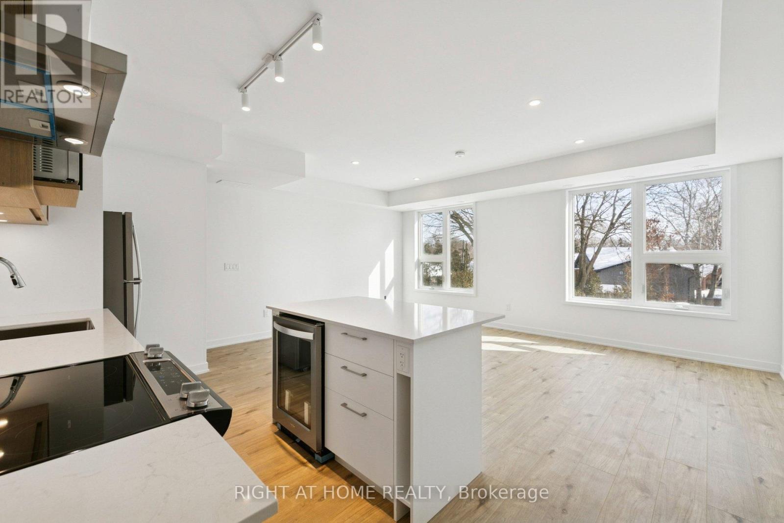 Th30 (Unit# 9) - 496 Plains Road E, Burlington, Ontario  L7T 2E1 - Photo 5 - W12828942