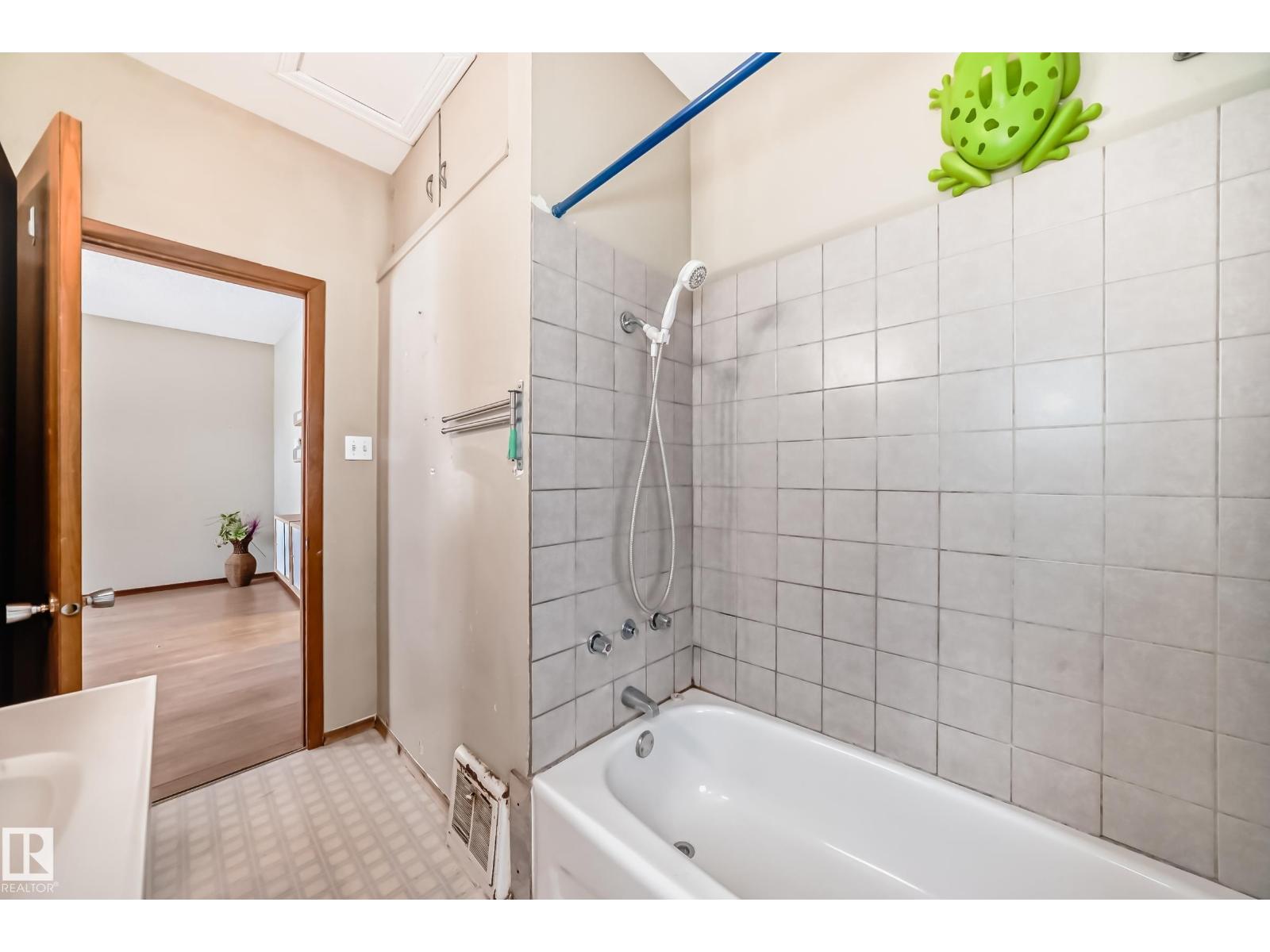 9823 75 Av Nw, Edmonton, Alberta  T6E 1H9 - Photo 16 - E4475216