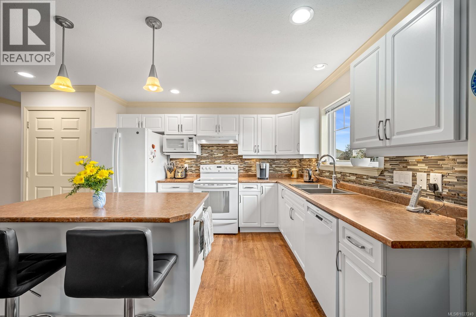 803 Labrador Dr, Comox, British Columbia  V9M 4H9 - Photo 10 - 1027249