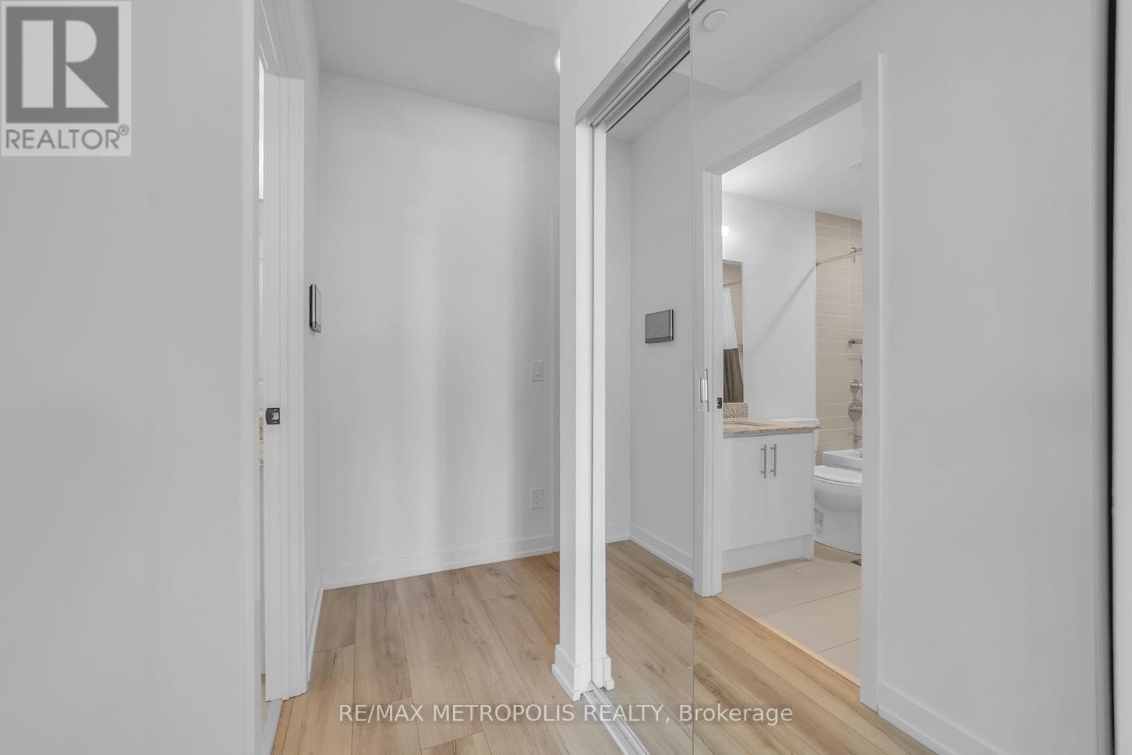 1002 - 345 Wheat Boom Drive, Oakville, Ontario  L6H 7X4 - Photo 6 - W12828962