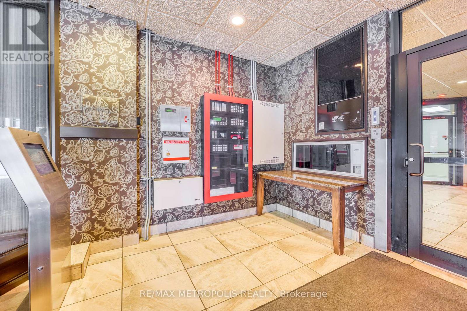 1103 - 155 Front Street N, Sarnia, Ontario  N7T 7V5 - Photo 8 - X12828966