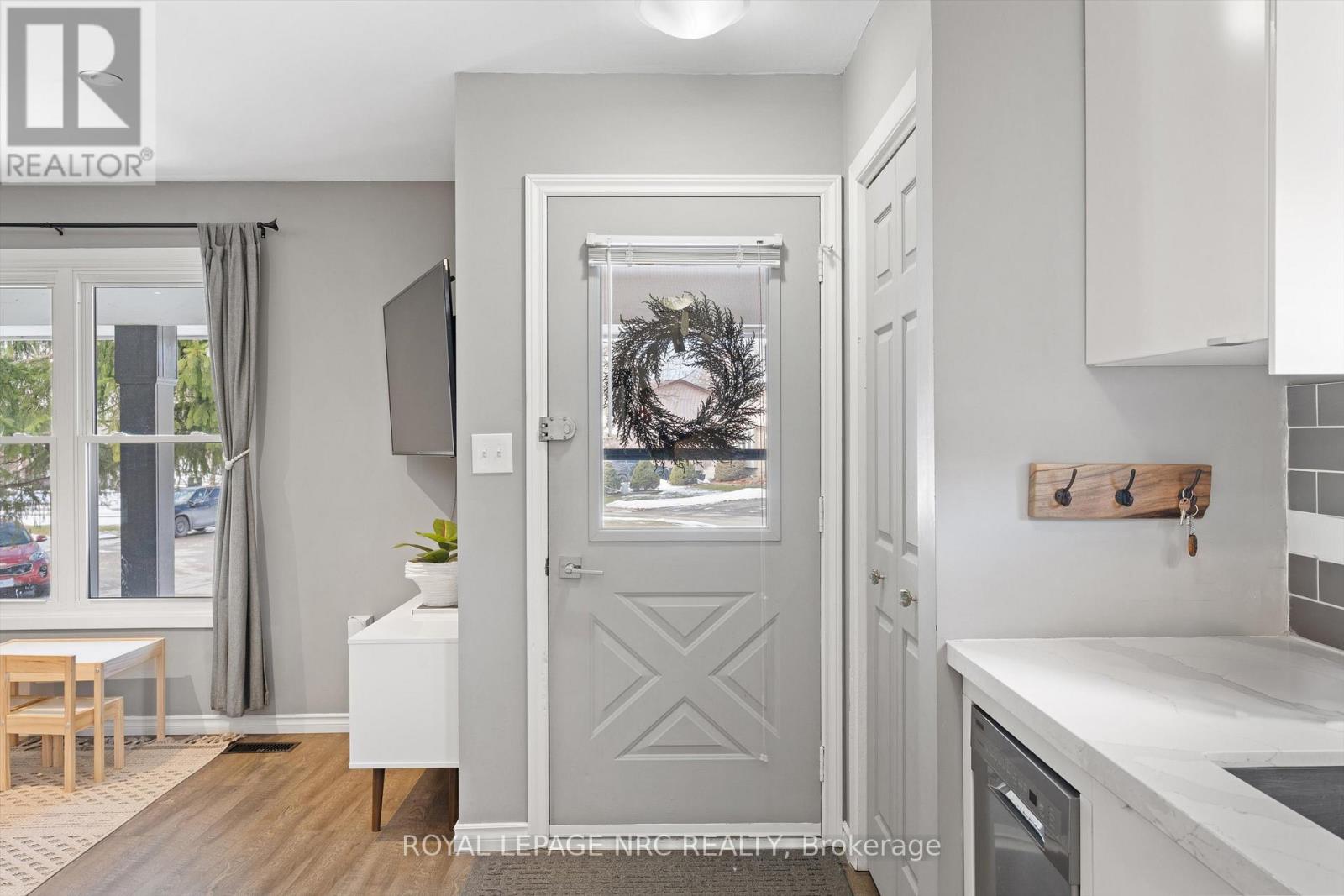 90 Oxford Street, St. Catharines, Ontario  L2P 3T6 - Photo 3 - X12829036