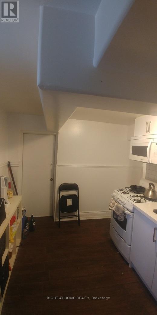 A - 46 Barton Avenue, Toronto, Ontario  M6G 1P3 - Photo 10 - C12829018