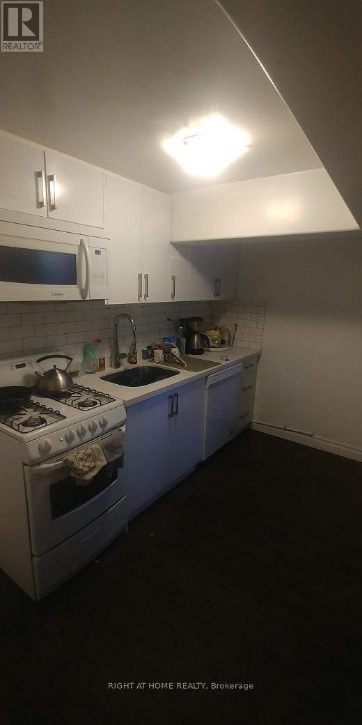 A - 46 Barton Avenue, Toronto, Ontario  M6G 1P3 - Photo 12 - C12829018