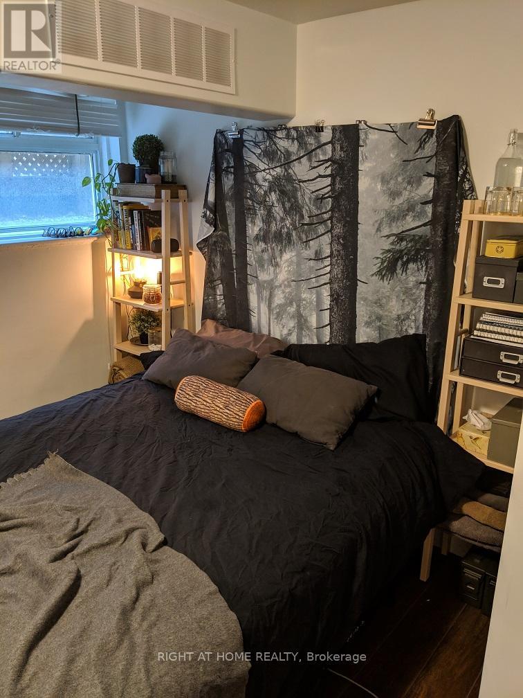 A - 46 Barton Avenue, Toronto, Ontario  M6G 1P3 - Photo 4 - C12829018