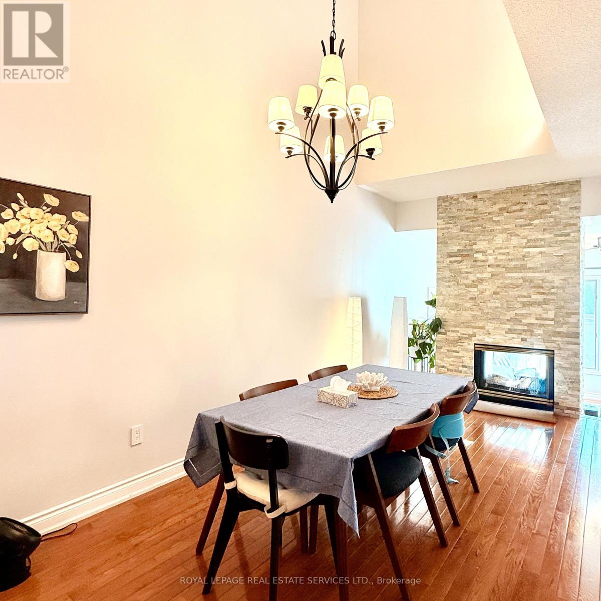 40 Chester Street, Oakville, Ontario  L6H 6G8 - Photo 4 - W12829050