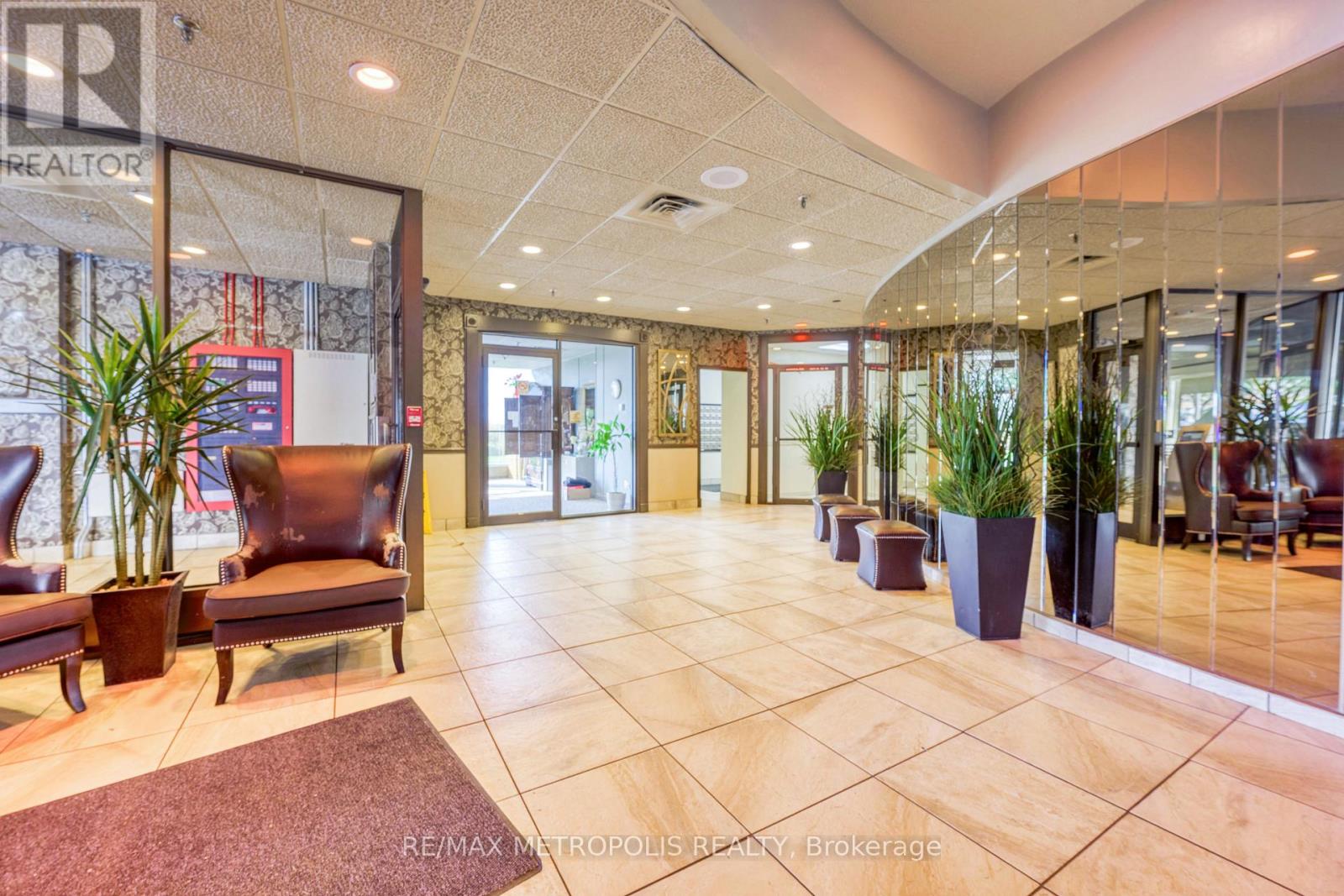 1306 - 155 Front Street N, Sarnia, Ontario  N7T 7V5 - Photo 4 - X12829028