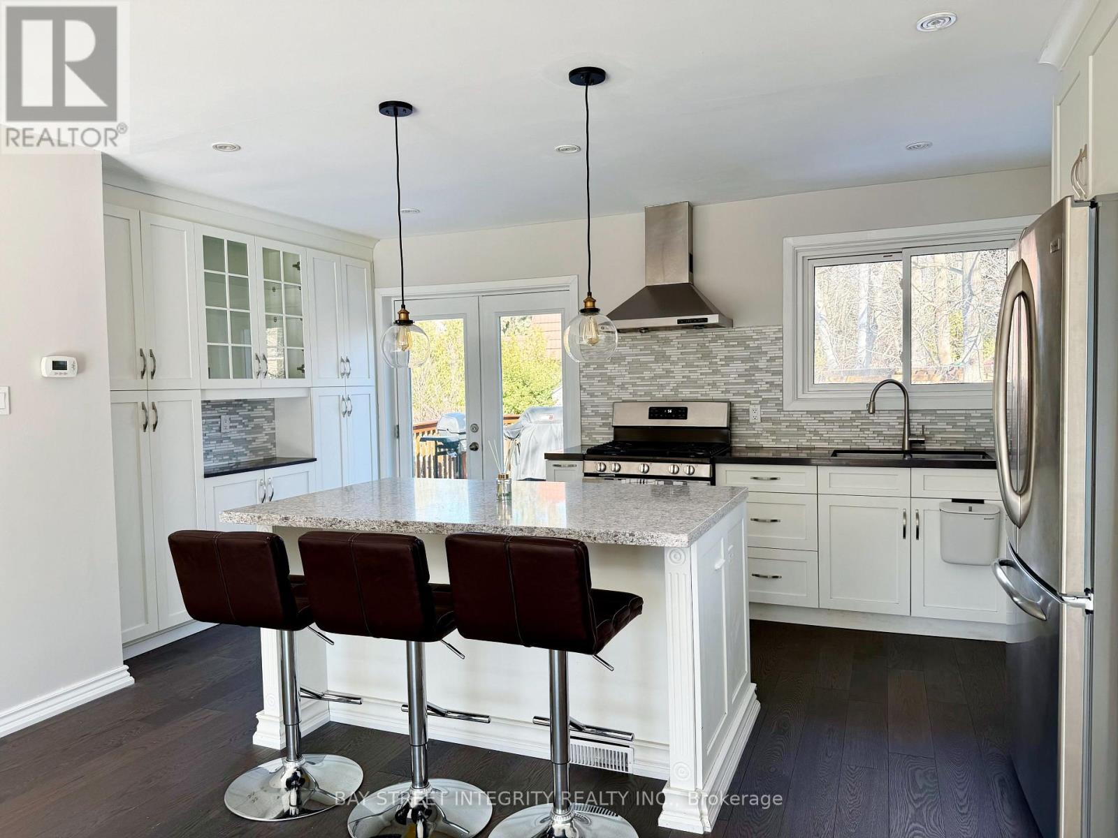 2193 Constance Drive, Oakville, Ontario  L6J 5L5 - Photo 4 - W12829076