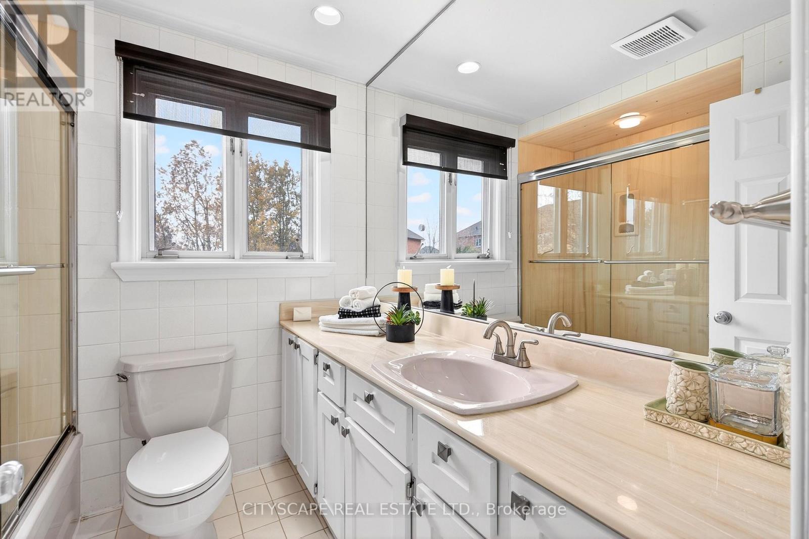 218 Fairfax Place, Burlington, Ontario  L7L 4S8 - Photo 15 - W12828268