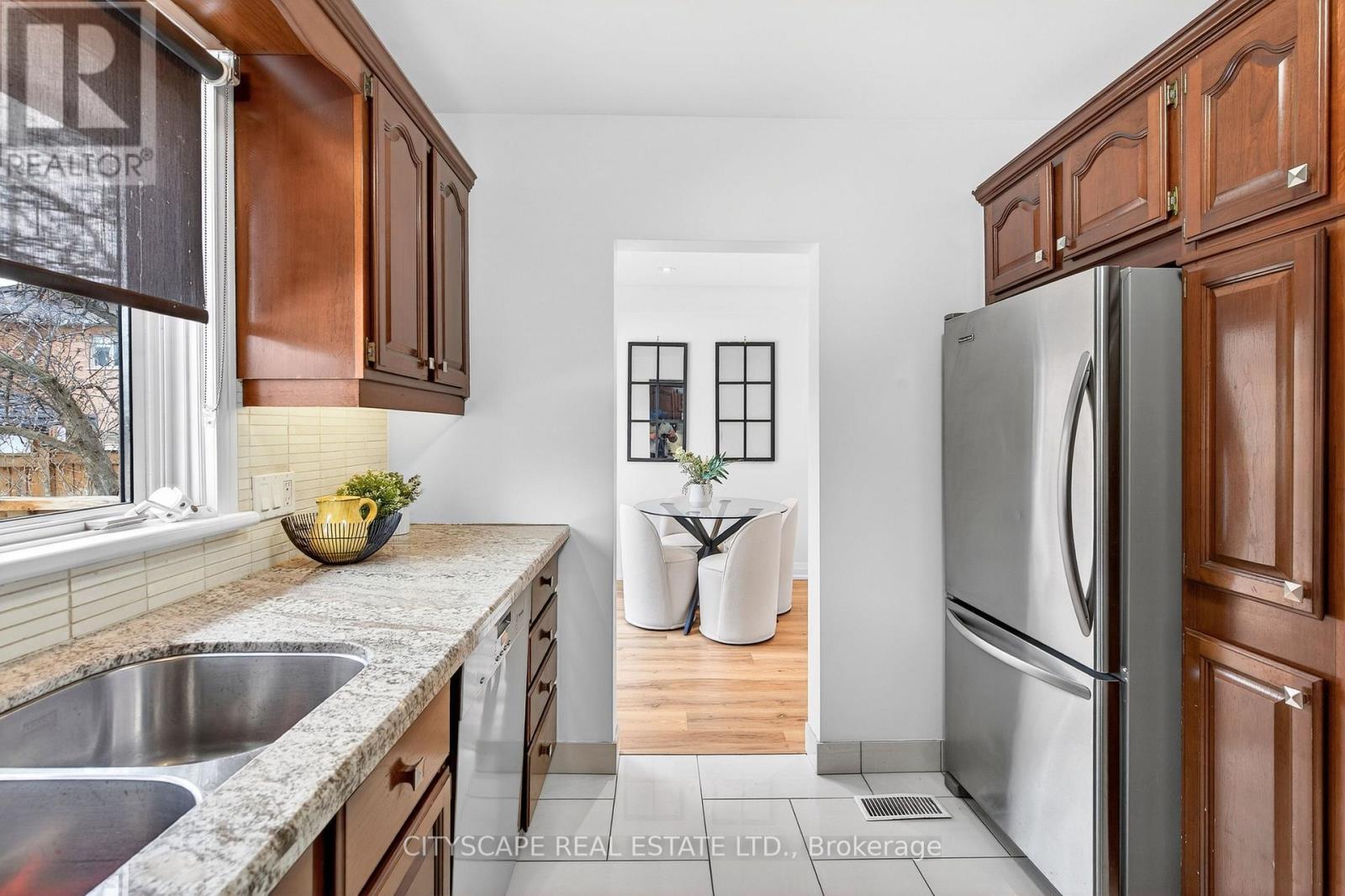 218 Fairfax Place, Burlington, Ontario  L7L 4S8 - Photo 10 - W12828268