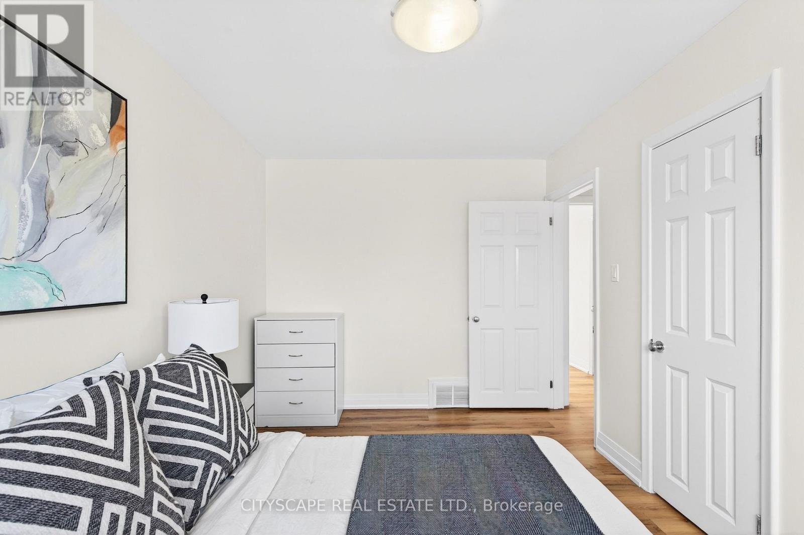 218 Fairfax Place, Burlington, Ontario  L7L 4S8 - Photo 14 - W12828268