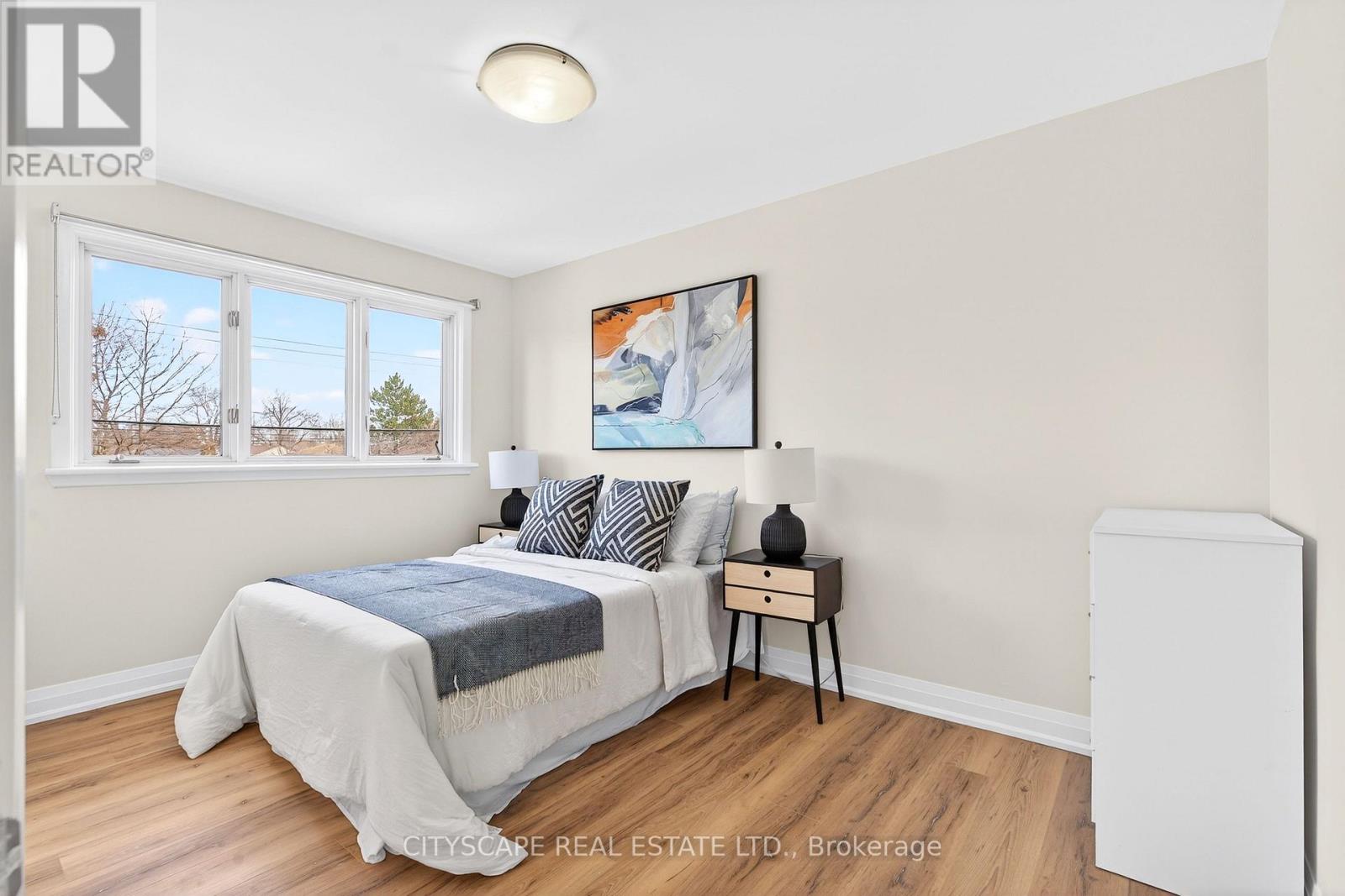 218 Fairfax Place, Burlington, Ontario  L7L 4S8 - Photo 13 - W12828268