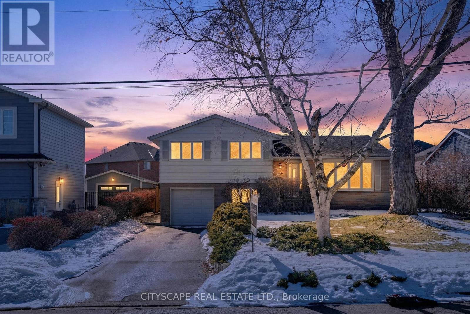 218 Fairfax Place, Burlington, Ontario  L7L 4S8 - Photo 2 - W12828268