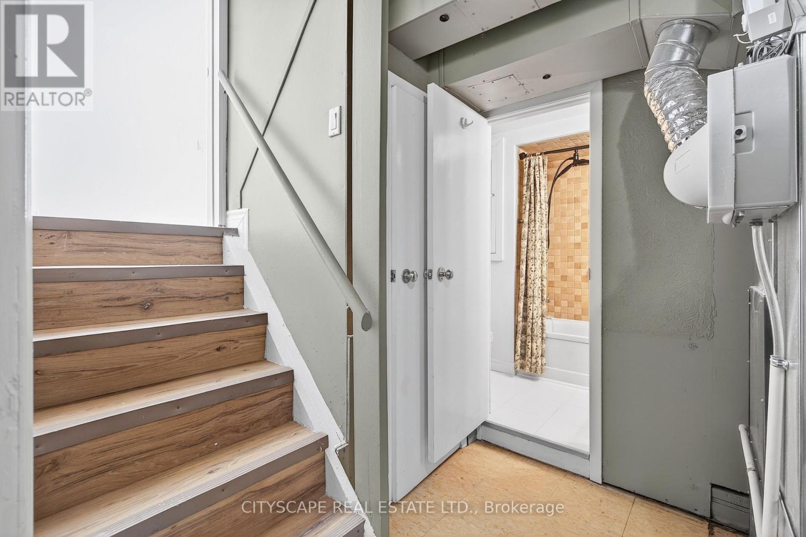 218 Fairfax Place, Burlington, Ontario  L7L 4S8 - Photo 21 - W12828268