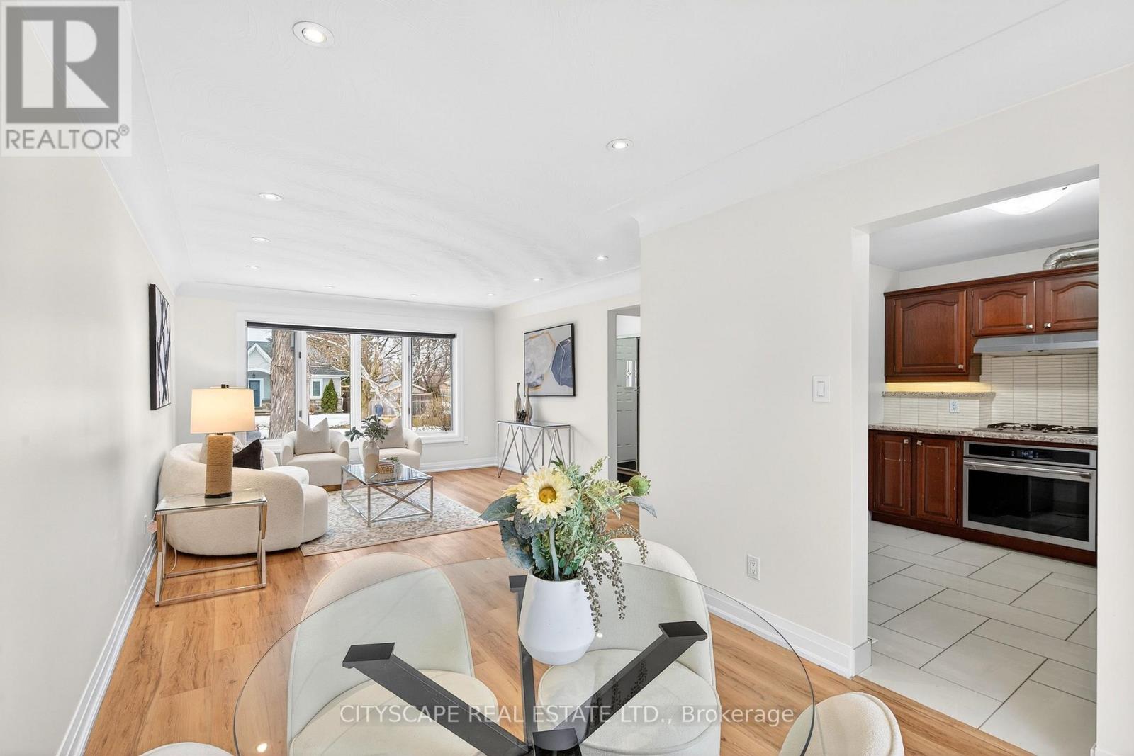 218 Fairfax Place, Burlington, Ontario  L7L 4S8 - Photo 6 - W12828268