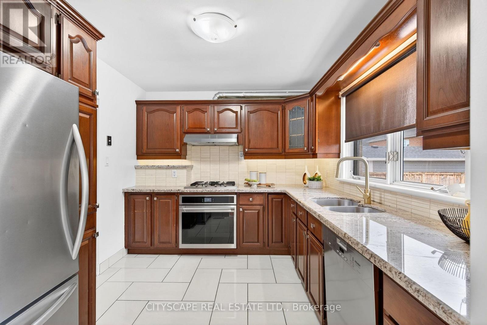 218 Fairfax Place, Burlington, Ontario  L7L 4S8 - Photo 9 - W12828268