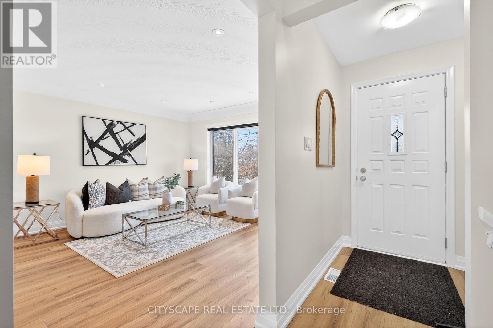 218 Fairfax Place, Burlington, Ontario  L7L 4S8 - Photo 4 - W12828268