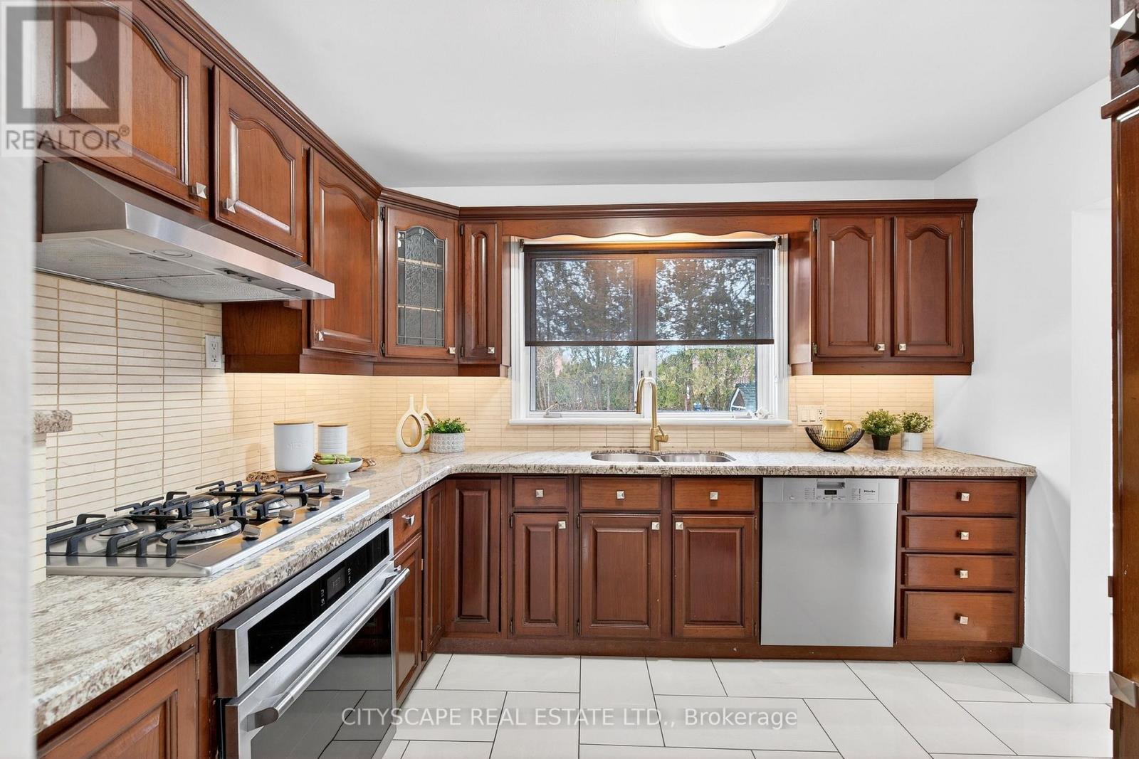 218 Fairfax Place, Burlington, Ontario  L7L 4S8 - Photo 8 - W12828268