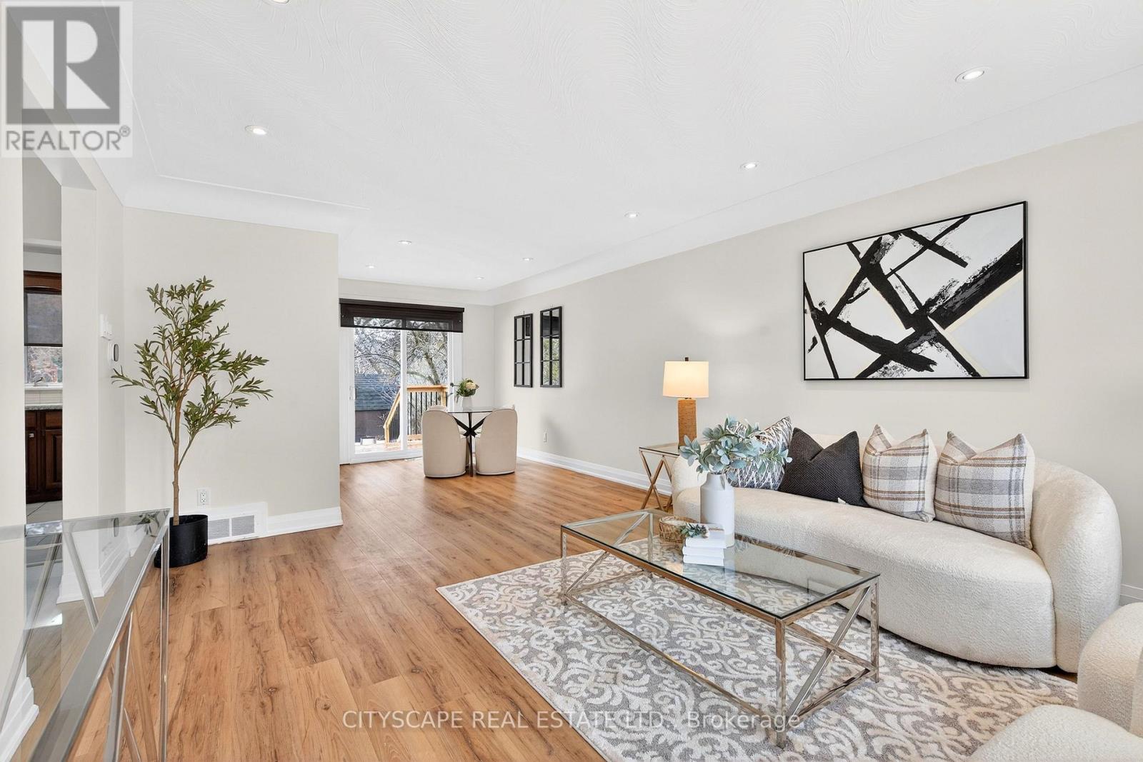 218 Fairfax Place, Burlington, Ontario  L7L 4S8 - Photo 5 - W12828268